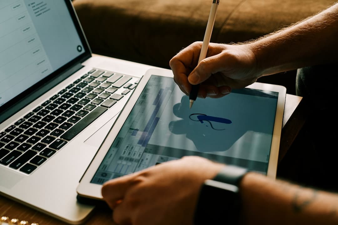 Signature électronique — professionnel signant un contrat sur tablette
