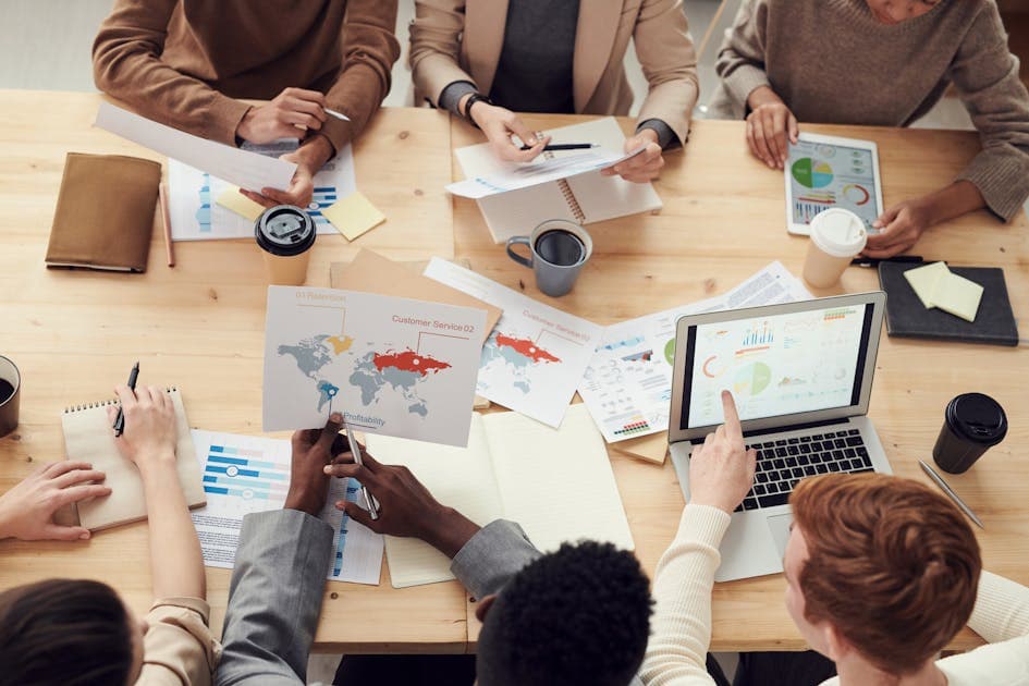 Digitalisation des processus administratifs — équipe en réunion de travail