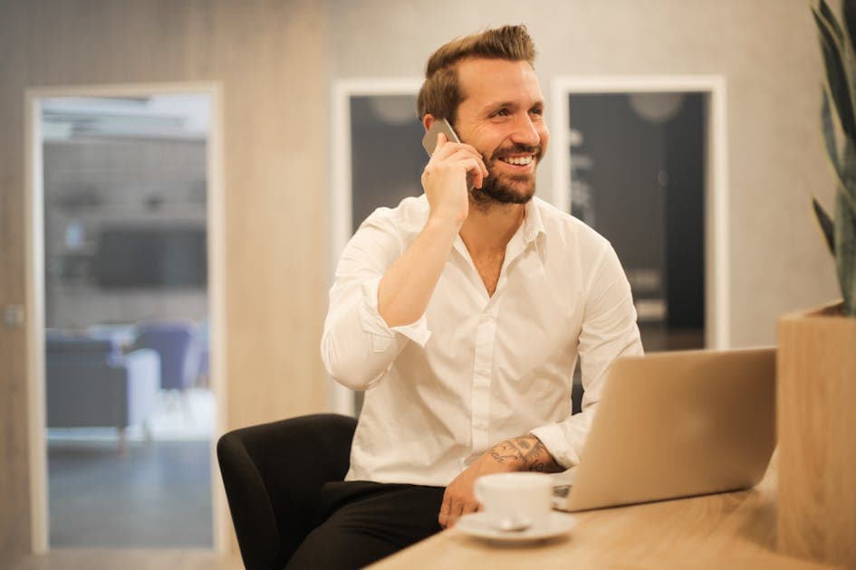 Comment faire signer un PDF en ligne — professionnel au travail