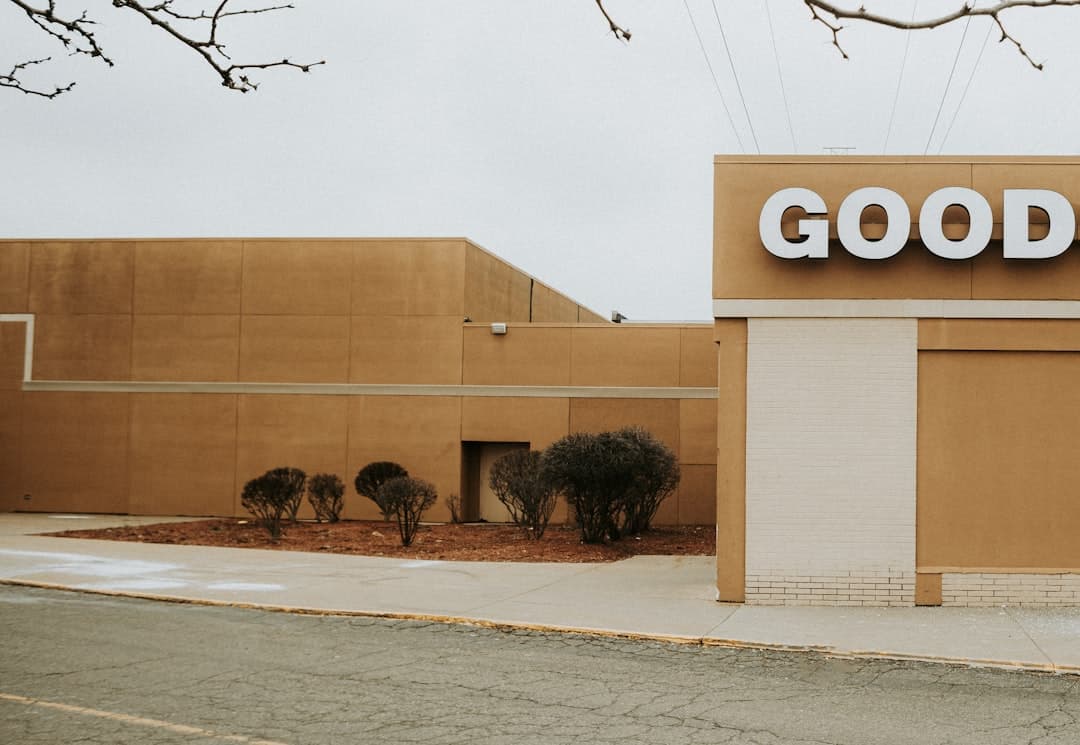 a building with a sign that says good life on it